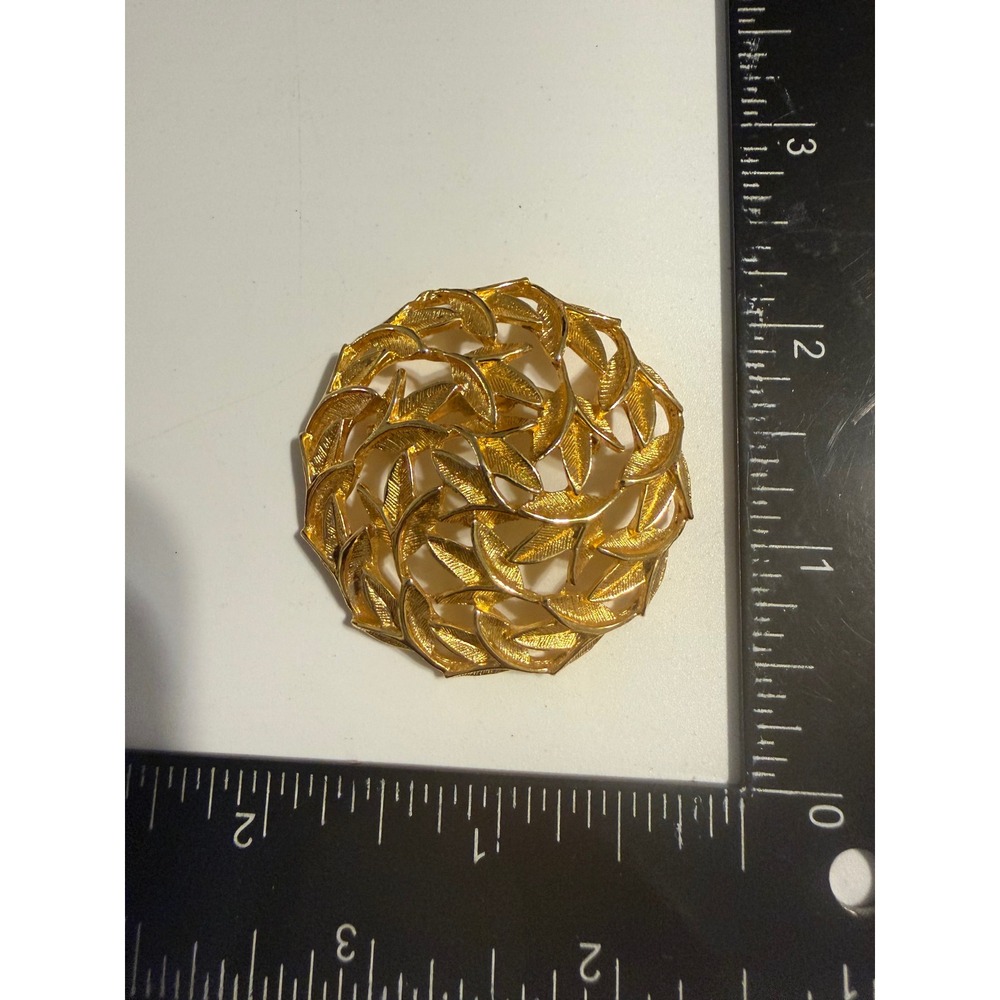 Vintage Gold Tone‎ Textured Leaf Wreath Brooch Round Botanical Pin 2 Inch